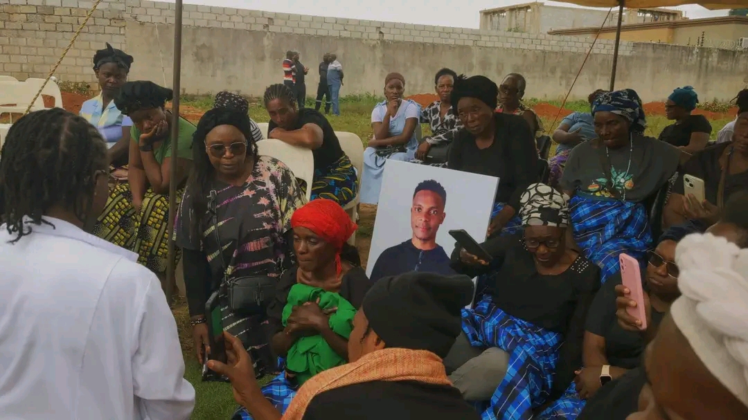 UNZA graduands cloth coffin of dead colleague with graduation gown