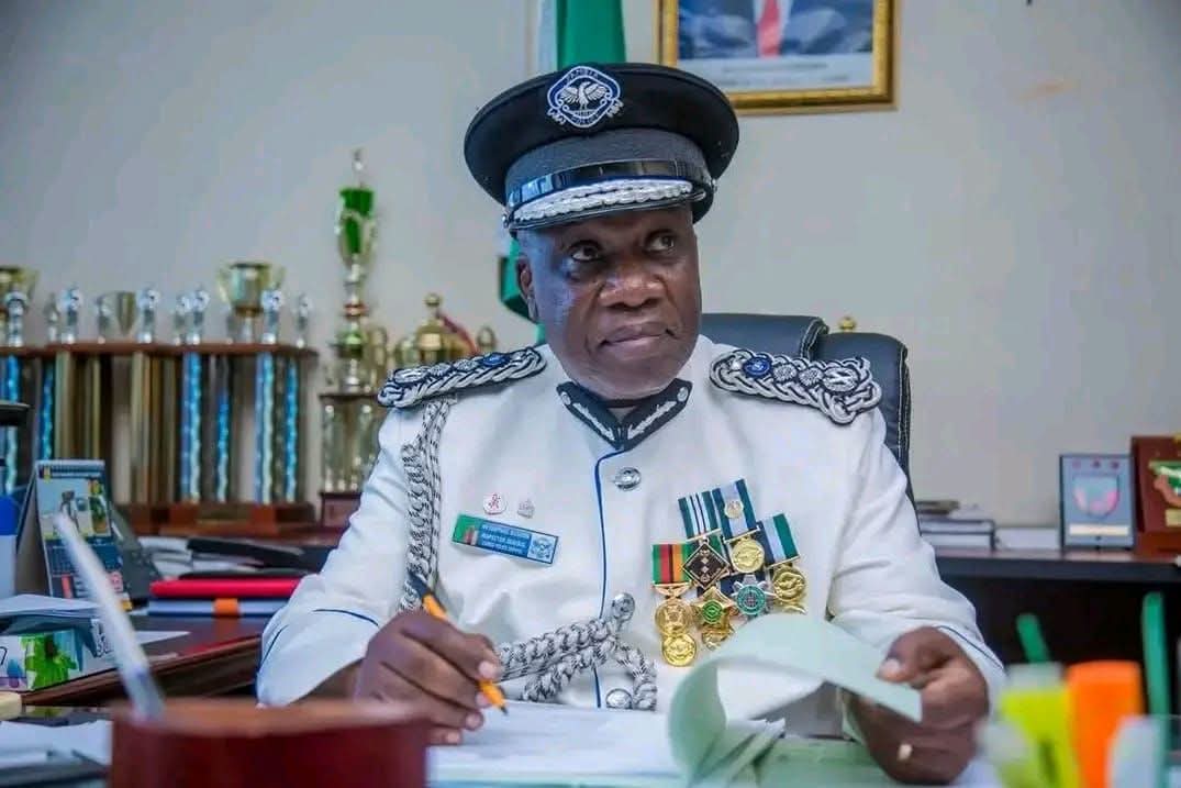 Police boss invites citizens to visit police stations to learn about the service